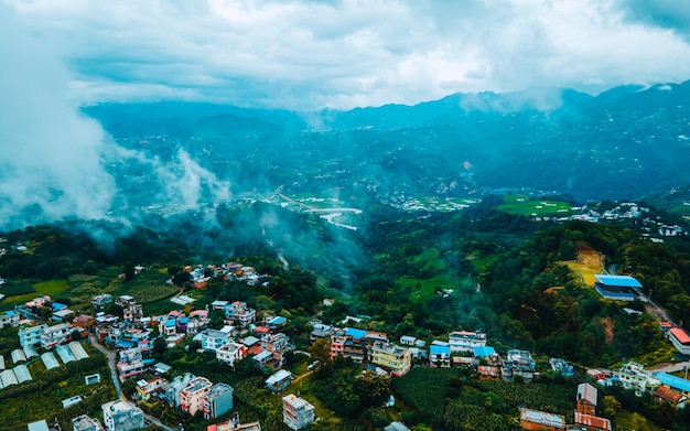 Luftaufnahme des Pharping-Tals während der Monsunzeit in Kathmandu, Nepal