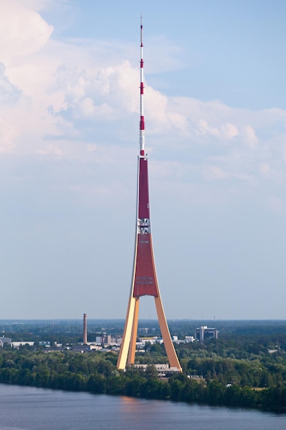 Luftaufnahme des Radio- und Fernsehturms in Riga