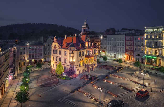 Luftaufnahme des Rathauses in der Abenddämmerung in Nowa Ruda, Polen