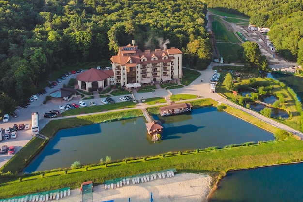 Luftaufnahme des Resorts in der Nähe des Seewaldes am sonnigen Abend