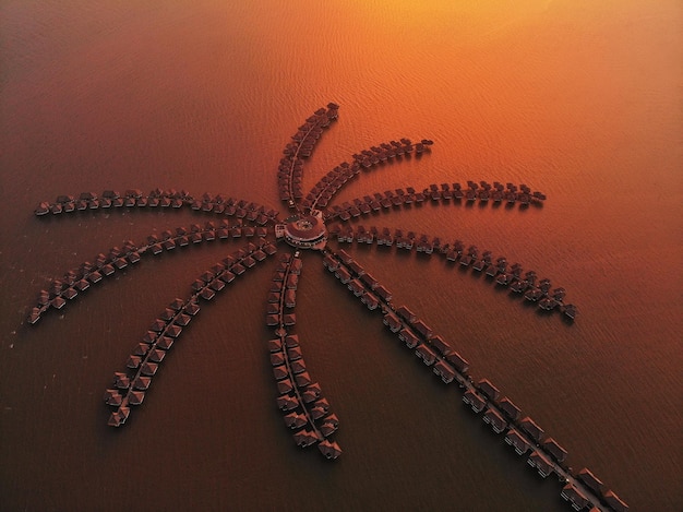 Luftaufnahme des Resorts über dem Meer bei Sonnenuntergang