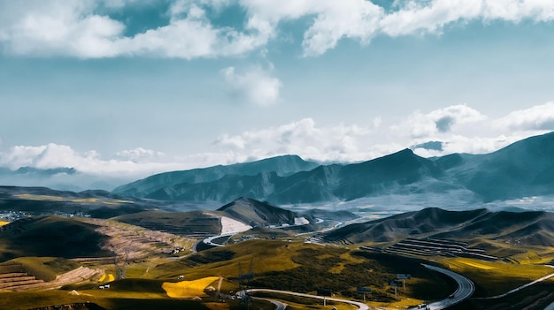 Luftaufnahme des Riyue-Berges in der Provinz Qinghai, China