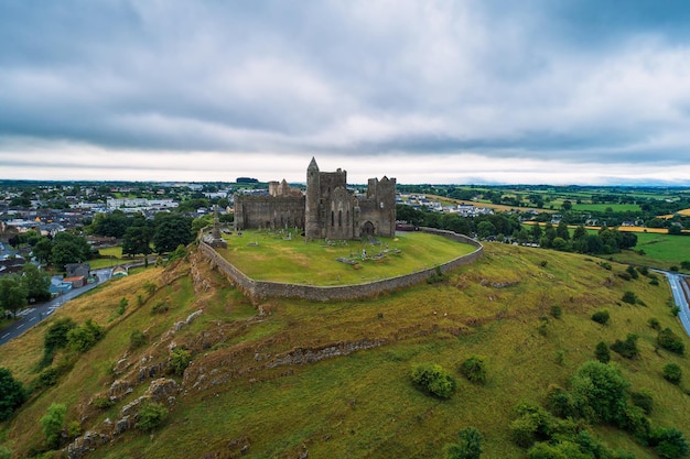 Luftaufnahme des Rock of Cashel in Irland