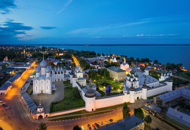 Luftaufnahme des Rostower Kreml in der Abenddämmerung Russland