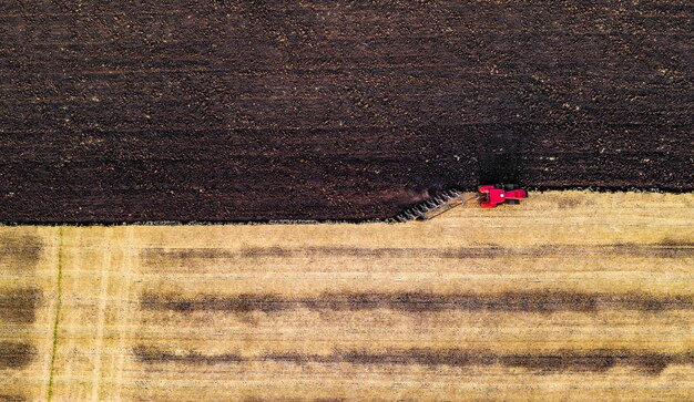 Luftaufnahme des Sammelns der Ernte durch Maschinen