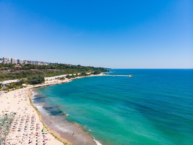 Luftaufnahme des Sandstrandes, des Meeres und der Hotels in Varna, Bulgarien