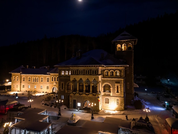 Luftaufnahme des Schlosses Cantacuzino im Winter Busteni Rumänien