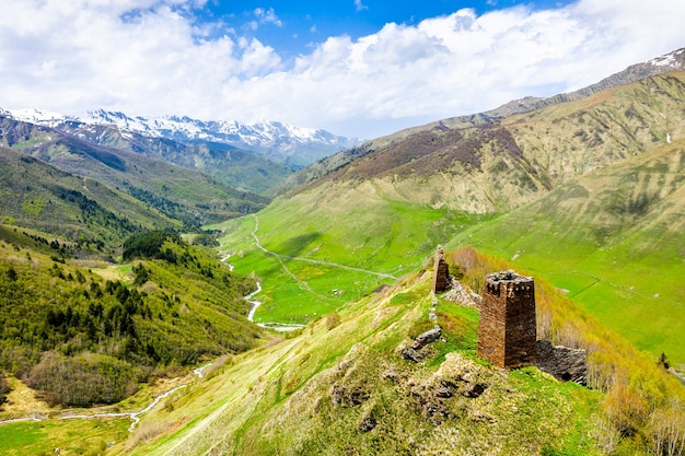 Luftaufnahme des Schlosses der Königin Tamari in Ushguli. in Upper Swanetien, Georgien