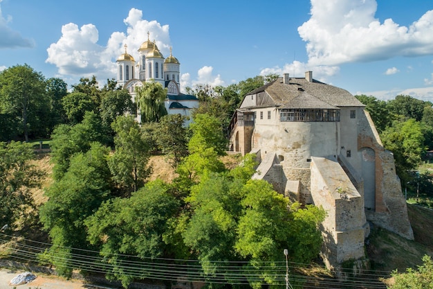 Luftaufnahme des Schlosses Ostroh in der Stadt Ostroh in der Region Riwne in der Ukraine