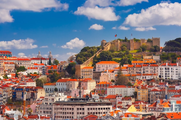 Luftaufnahme des Schlosses von Saint George oder Sao Jorge und des historischen Zentrums von Lissabon am sonnigen Nachmittag, Lissabon, Portugal