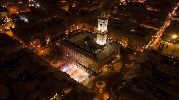 Luftaufnahme des schneebedeckten nächtlichen winterlichen lviv-stadtzentrums