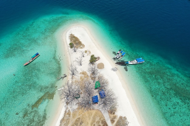 Luftaufnahme des schönen klaren Wassers und des weißen Strandes mit Booten im Sommer der tropischen Insel