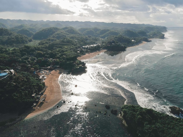 Luftaufnahme des schönen Strandes in Gunung Kidul Indonesien bei Tageslicht