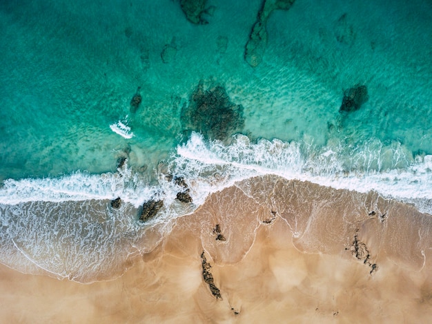 Luftaufnahme des schönen tropischen Strandes und der blauen Ozeanlandschaft