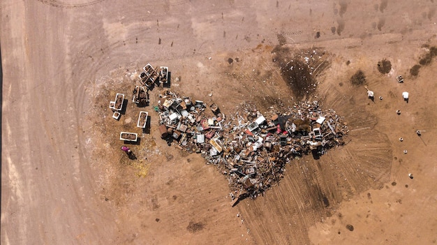 Luftaufnahme des Schrottplatzes Ökologisches Recycling von Eisen- und Metallmaterialien aus der Drohnenansicht Hintergrundtexturkonzept