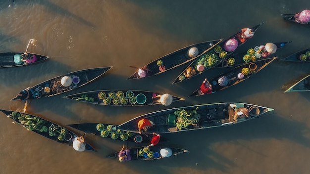 Luftaufnahme des schwimmenden Marktes Lok Baintan in Süd-Kalimantan