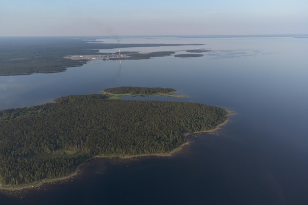 Luftaufnahme des Seegebiets In der Ferne ist das LNG-Terminal zu sehen