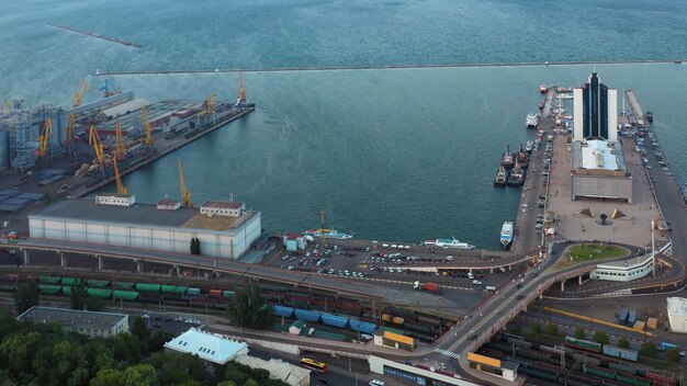 Luftaufnahme des Seehafens in Odessa, Ukraine, Industrie- und Meereslandschaft von oben