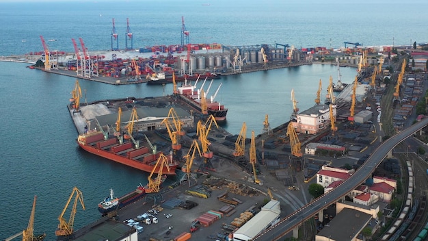 Luftaufnahme des Seehafens mit Schiffen und Containern Draufsicht Hafen von Odessa