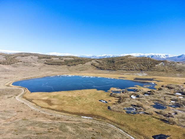 Luftaufnahme des Sees Dzhangyskol in Eshtykel Plateau Altai Republik Sibirien Russland