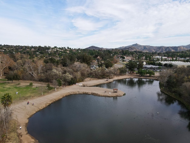 Luftaufnahme des Sees im Kit Carson Park, Stadtpark in Escondido, Kalifornien, USA