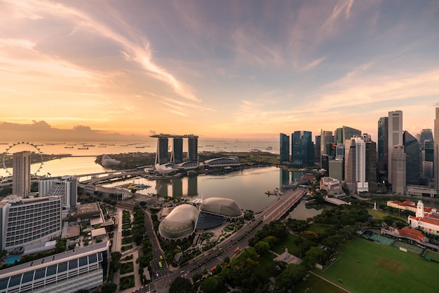 Luftaufnahme des Singapur-Geschäftsgebiets und der Stadt während des Sonnenaufgangs in Singapur, Asien.