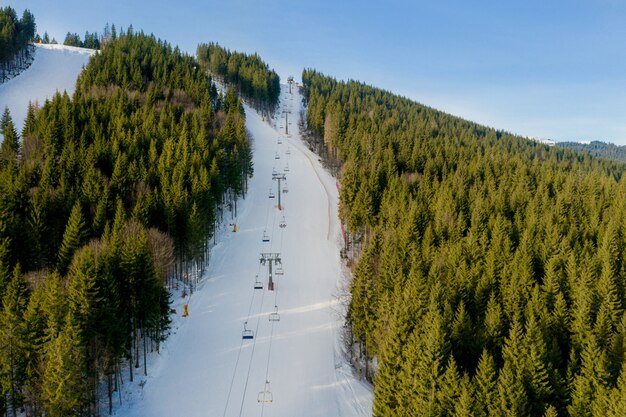 Luftaufnahme des Skilifts am hellen Wintertag