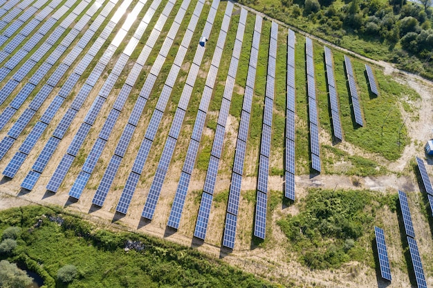 Luftaufnahme des Solarkraftwerks auf der grünen Wiese. Elektrofarm mit Paneelen zur Erzeugung sauberer ökologischer Energie.
