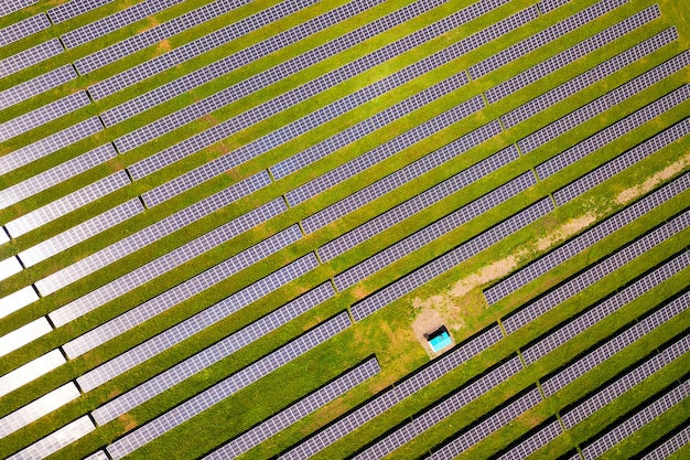 Luftaufnahme des Solarkraftwerks auf der grünen Wiese. Schalttafeln zur Erzeugung sauberer ökologischer Energie.