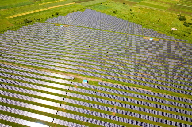 Luftaufnahme des Solarkraftwerks auf der grünen Wiese. Schalttafeln zur Erzeugung sauberer ökologischer Energie.