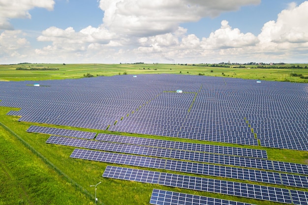 Luftaufnahme des Solarkraftwerks auf der grünen Wiese. Schalttafeln zur Erzeugung sauberer ökologischer Energie.