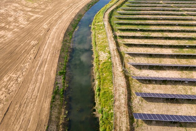 Luftaufnahme des solarkraftwerks. schalttafeln zur erzeugung sauberer ökologischer energie.