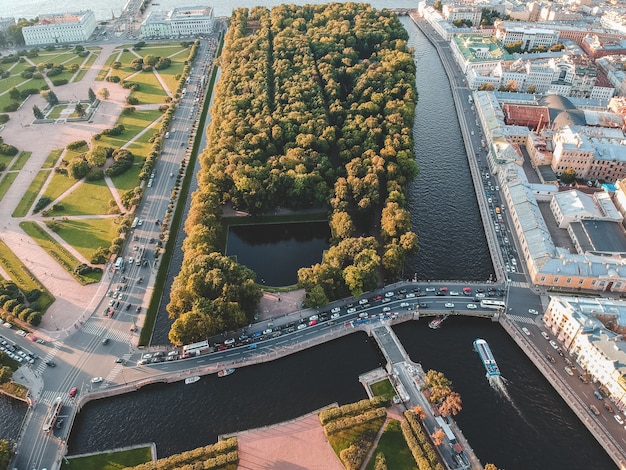 Luftaufnahme des Sommergartens, Straßen, Bäume, Fluss Moika. Russland, St. Petersburg. Untergehende Sonne.
