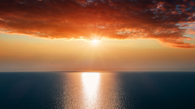 Luftaufnahme des Sonnenaufgangs über dem Meer.