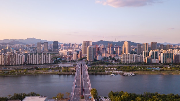 Luftaufnahme des Sonnenuntergangs an den Seoul-Stadt-Skylinen, Südkorea.