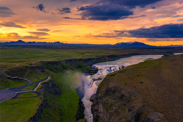 Luftaufnahme des Sonnenuntergangs über dem Wasserfall Gullfoss und dem Fluss Olfusa in Island