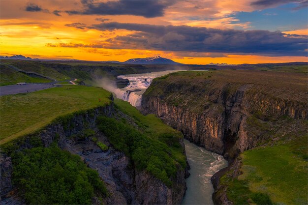 Luftaufnahme des Sonnenuntergangs über dem Wasserfall Gullfoss und dem Fluss Olfusa in Island