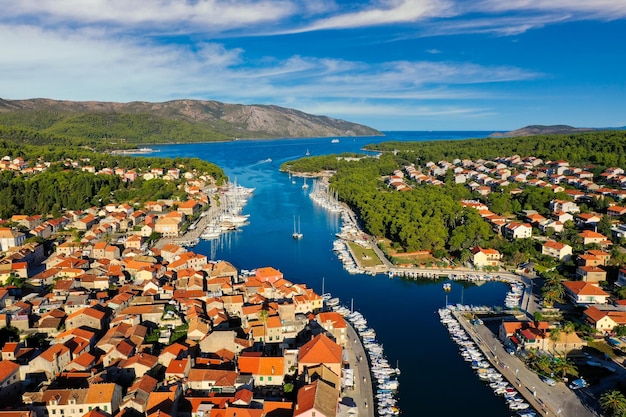 Luftaufnahme des Sonnenuntergangs von Stari Grad, einer Stadt auf der Insel Hvar, Kroatien