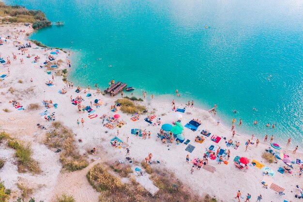 Luftaufnahme des sonnigen Sandstrandes mit blauem azurblauem Wasser