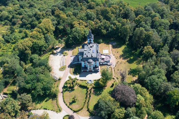 Luftaufnahme des sonnigen Sommertages des Anwesens im Wald