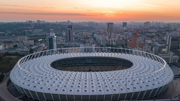 Luftaufnahme des Stadions und des Kiewer Stadtbildes auf Sonnenuntergang