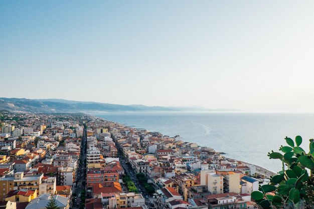 Foto luftaufnahme des stadtbildes am meer vor klarem himmel