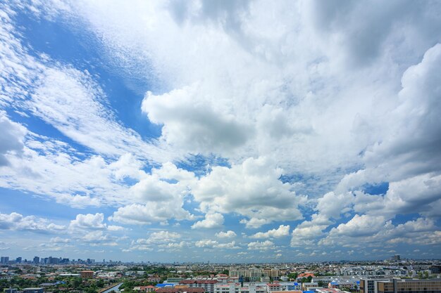 Luftaufnahme des Stadtbildes gegen den blauen Himmel