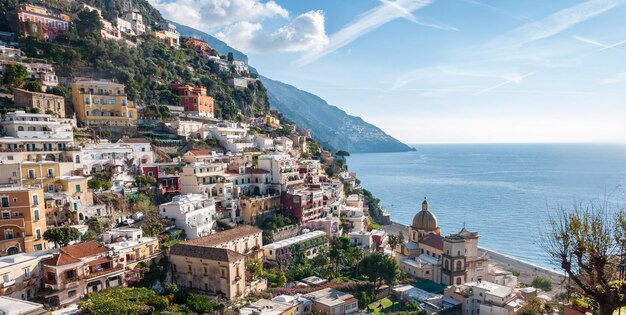 Foto luftaufnahme des stadtbildes vom meer gegen den himmel