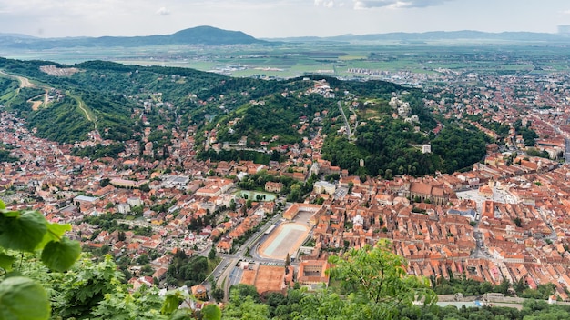 Luftaufnahme des Stadtbildes vor bewölktem Himmel
