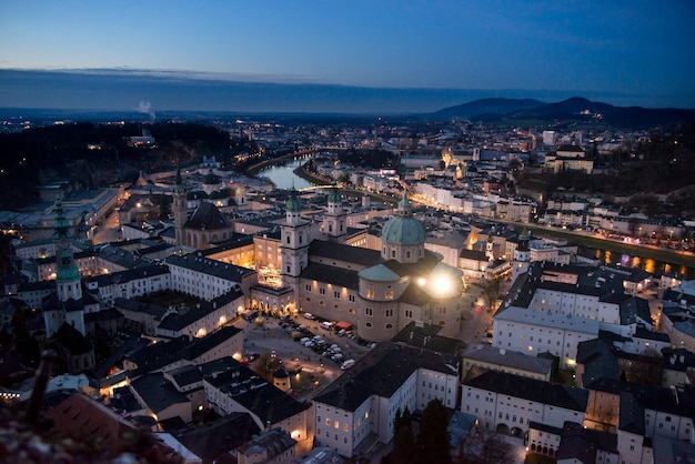 Luftaufnahme des Stadtlandschafts gegen den Himmel in der Dämmerung