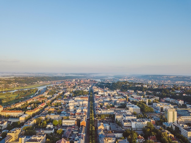 Luftaufnahme des Stadtlandschafts vor blauem Himmel