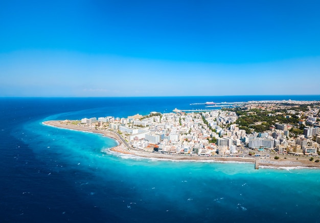 Luftaufnahme des Stadtstrandes von Rhodos