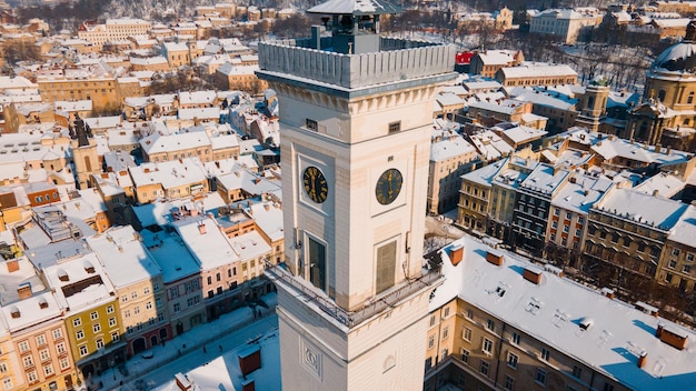 Luftaufnahme des Stadtzentrums von Lemberg im verschneiten Winter sonnigen Tag Kopienraum