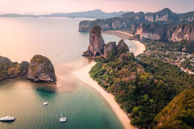 Luftaufnahme des Strandes bei Sonnenuntergang Railay Beach in der Provinz Krabi